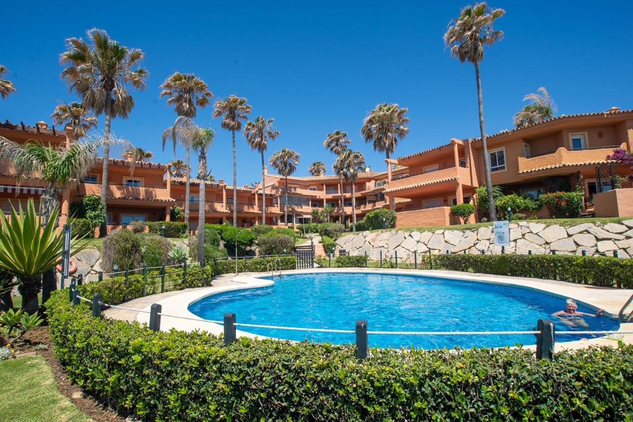 Fantastic Beachfront Apartment Estepona Eksteriør billede