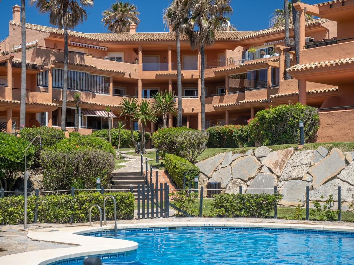 Fantastic Beachfront Apartment Estepona Eksteriør billede