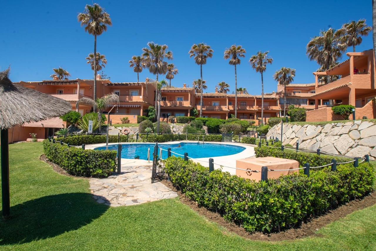 Fantastic Beachfront Apartment Estepona Eksteriør billede