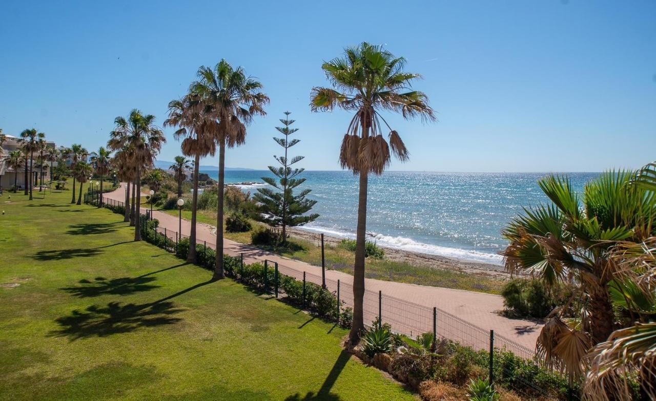 Fantastic Beachfront Apartment Estepona Eksteriør billede