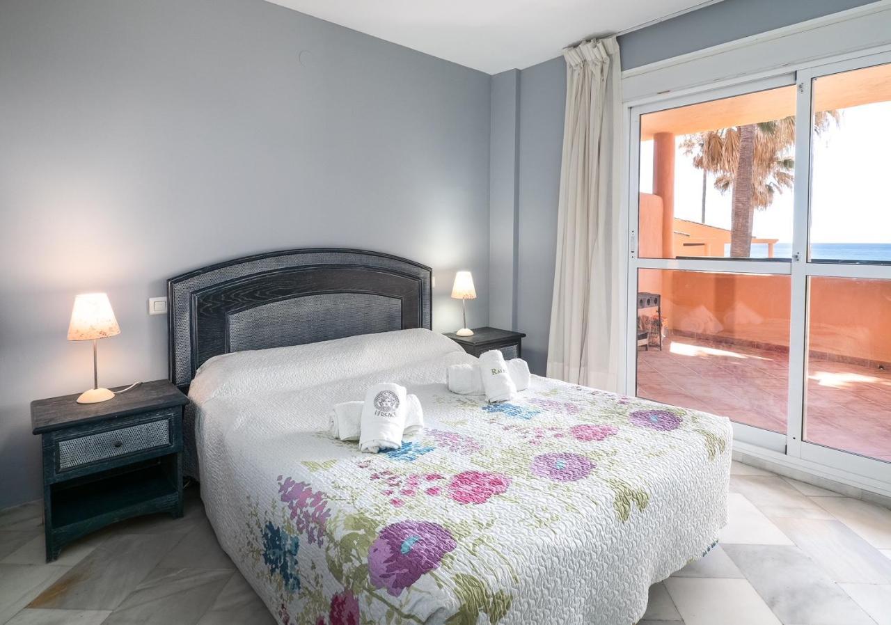 Fantastic Beachfront Apartment Estepona Eksteriør billede