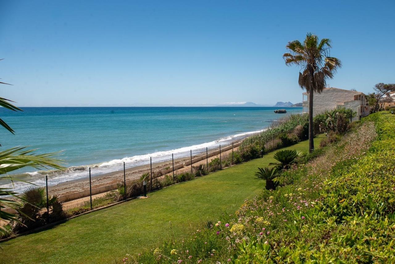 Fantastic Beachfront Apartment Estepona Eksteriør billede