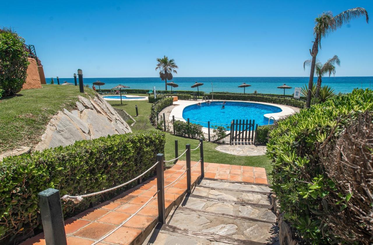 Fantastic Beachfront Apartment Estepona Eksteriør billede