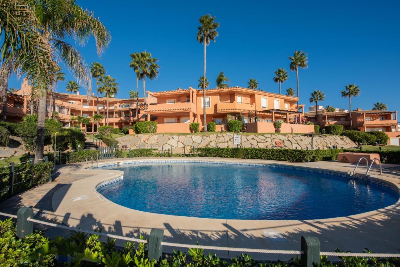 Fantastic Beachfront Apartment Estepona Eksteriør billede
