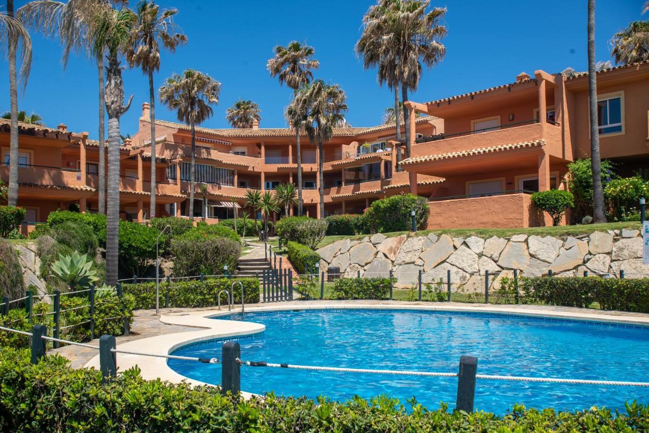Fantastic Beachfront Apartment Estepona Eksteriør billede
